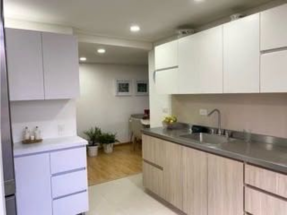 Venta apartamento con balcón. El Poblado, San Julián. Unidad completa. — foto 3