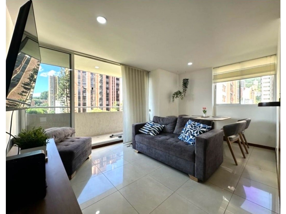 Venta apartamento con balcón. El Poblado, Lalinde.