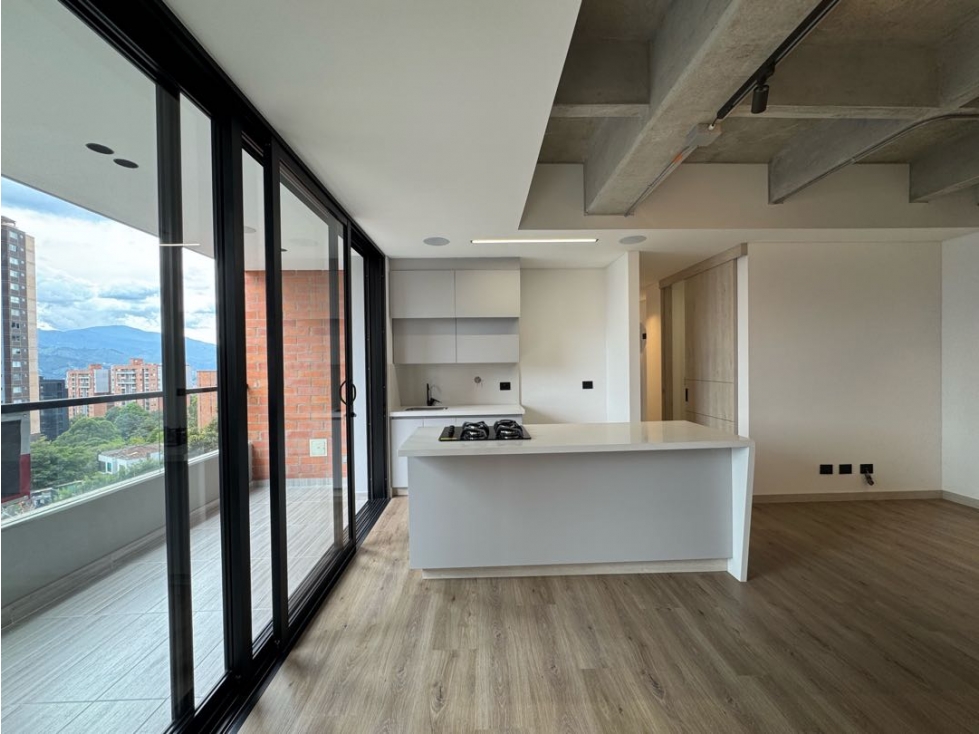 Venta apartamento con balcón. Envigado, Los Mesa. Ud. completa.