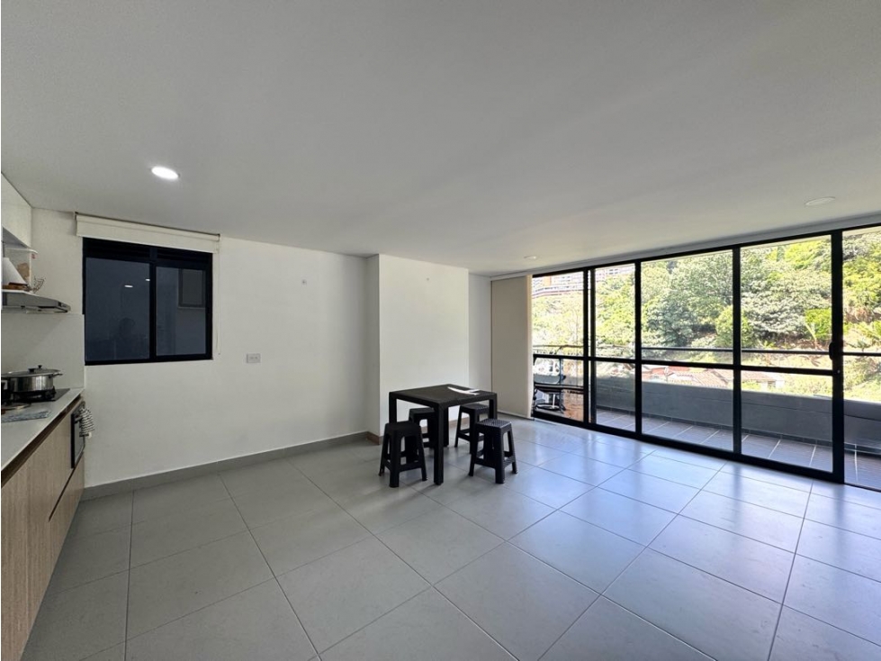 Venta apartamento con balcón. Envigado, El Señorial. Ud. Completa.