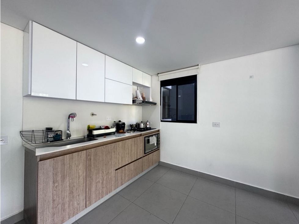 Venta apartamento con balcón. Envigado, El Señorial. Ud. Completa. — foto 3