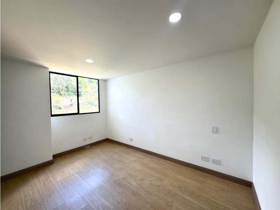 Venta apartamento con balcón. Envigado, El Señorial. Ud. Completa. — foto 4