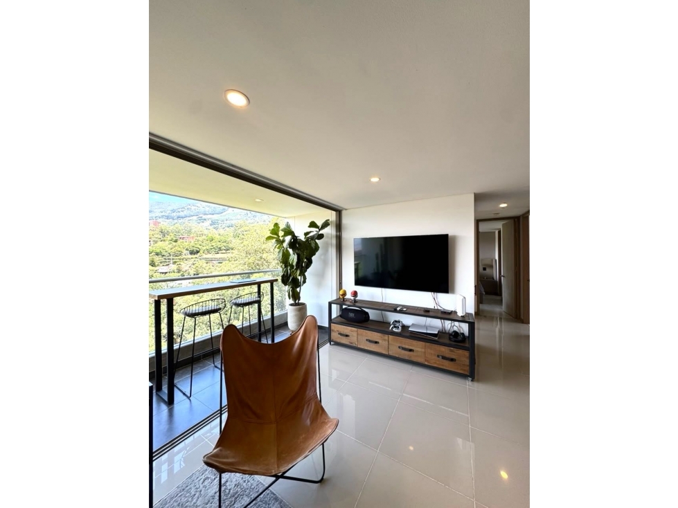 Venta apartamento con balcón. Envigado, Esmeraldal. Unida completa. — foto 2