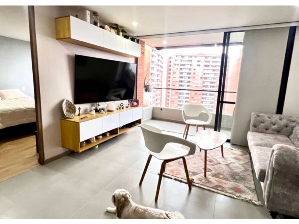 Venta apartamento, con balcón. Envigado, El Escobero. Unidad completa.