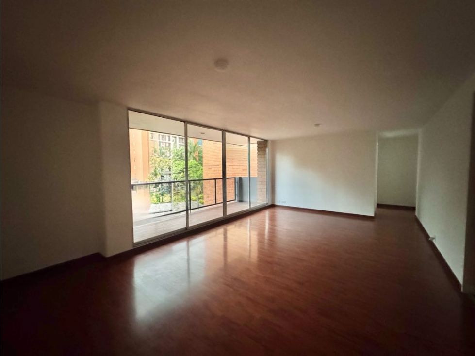 Venta apartamento con balcón. El Poblado Tansv Inf. Unidad completa. — foto 2
