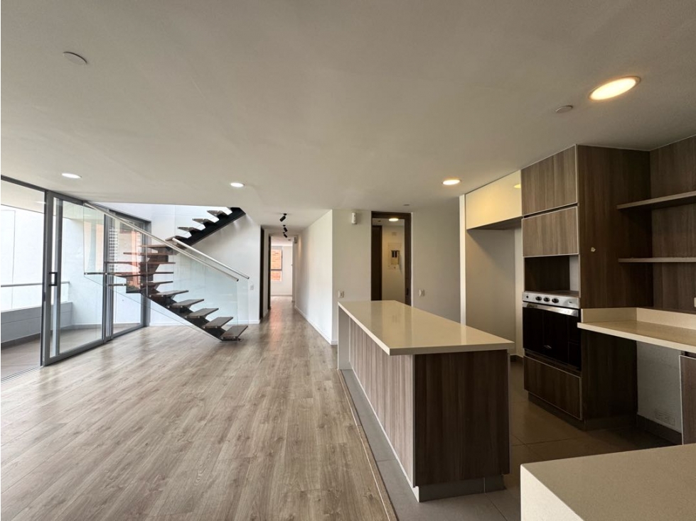 Venta penthouse dúplex, con balcón y terraza. Envigado, Las Brujas.