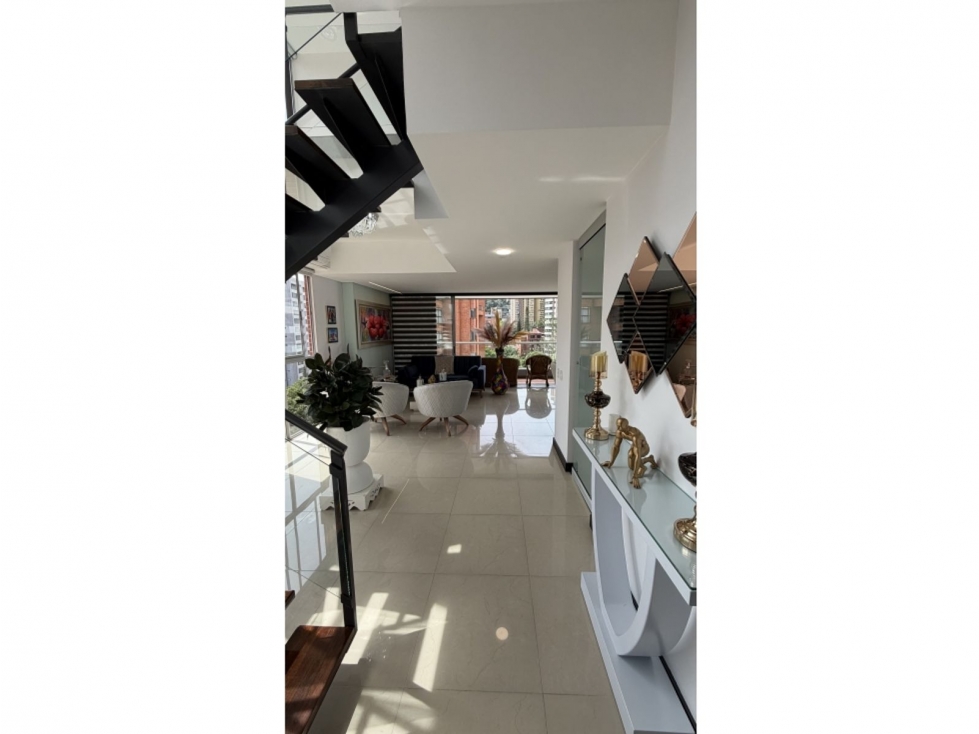 VENTA APARTAMENTO DÚPLEX AMOBLADO. LALINDE, EL POBLADO. MEDELLÍN — foto 2