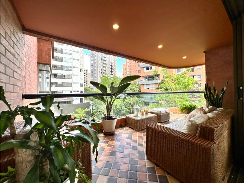 Venta apartamento con balcón. El Poblado, Lalinde.