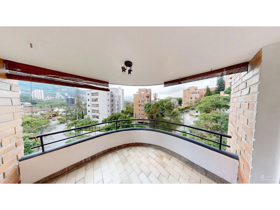 Venta apartamento con balcón. Cerca a La Av. Las Palmas.