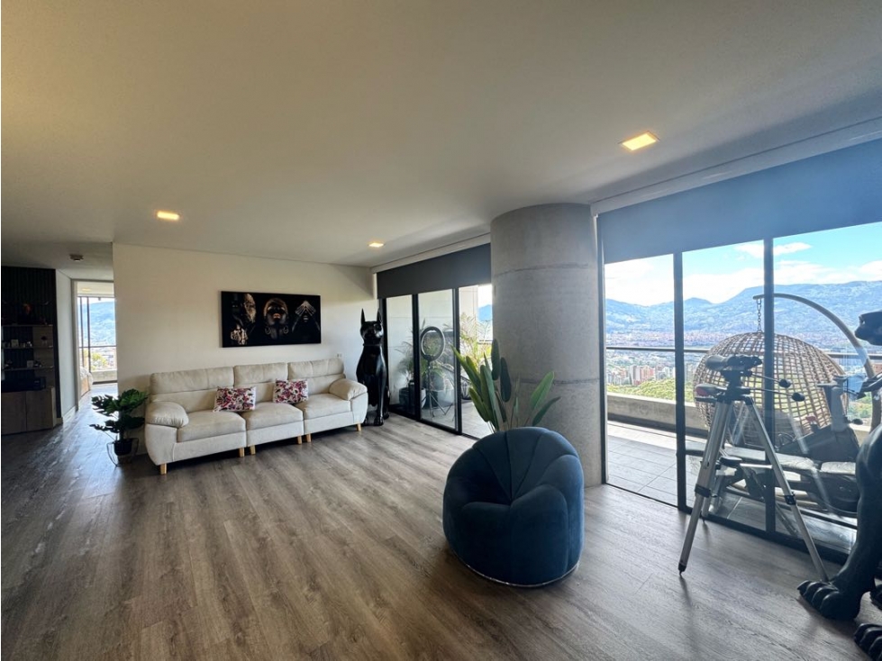 Venta apartamento con balcón. El Poblado, Tesoro. Unidad Completa.