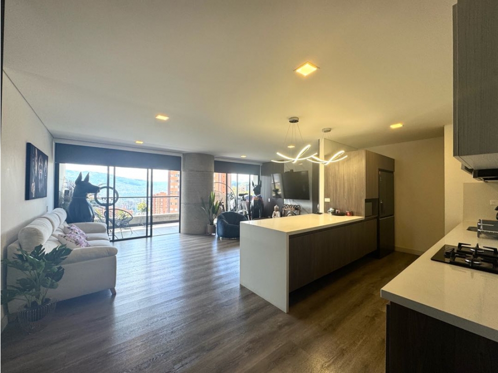 Venta apartamento con balcón. El Poblado, Tesoro. Unidad Completa. — foto 2