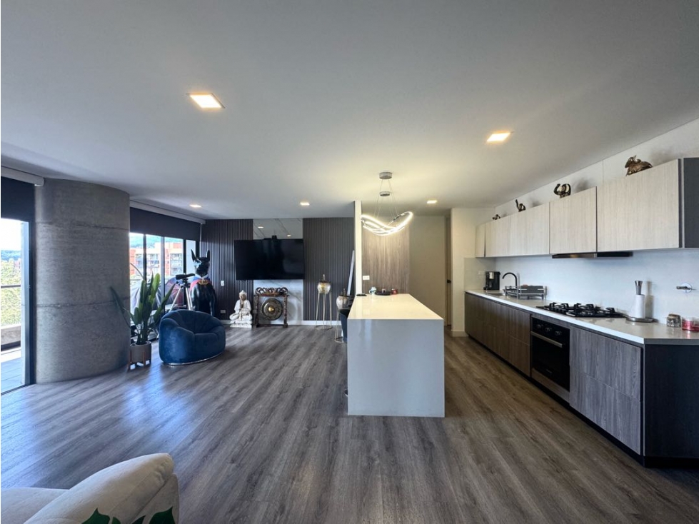 Venta apartamento con balcón. El Poblado, Tesoro. Unidad Completa. — foto 4
