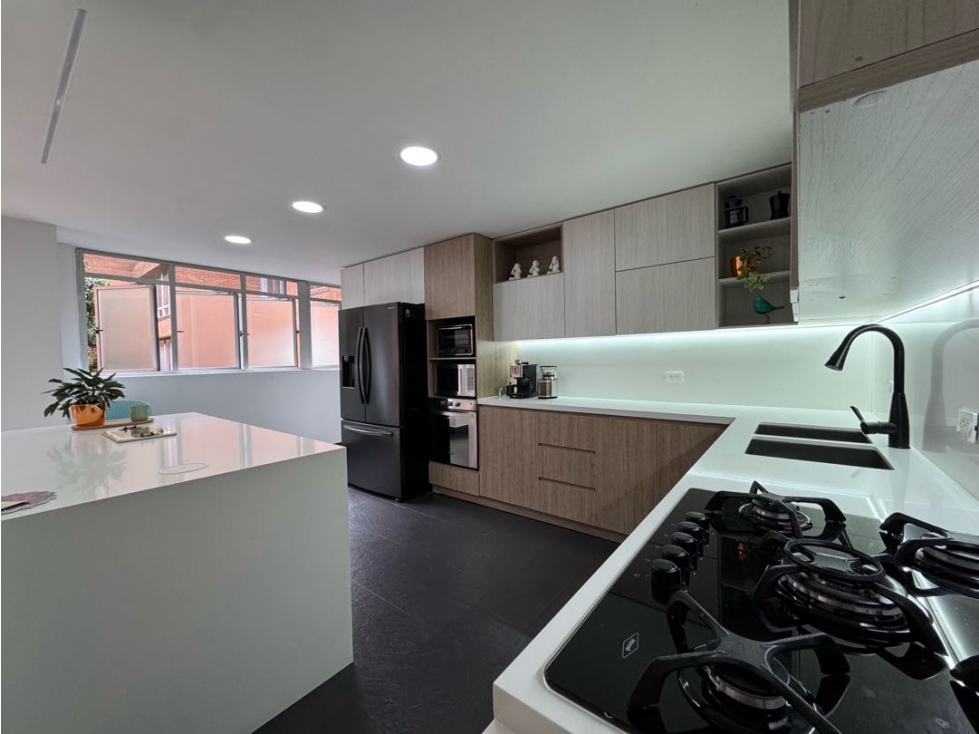 Apartamento en El Poblado Milla de Oro zona Plana Remodelado — foto 2
