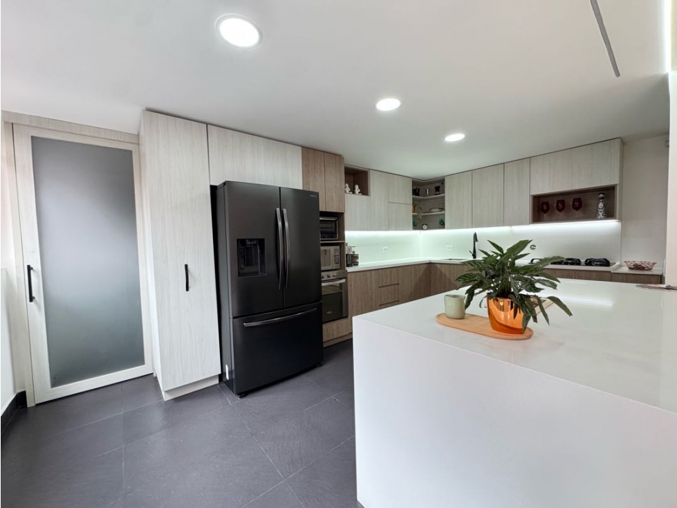 Apartamento en El Poblado Milla de Oro zona Plana Remodelado — foto 3
