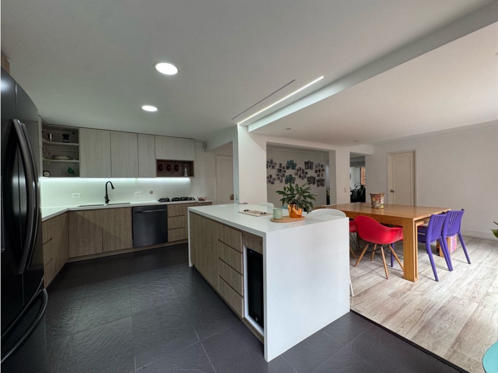 Apartamento en El Poblado Milla de Oro zona Plana Remodelado — foto 4