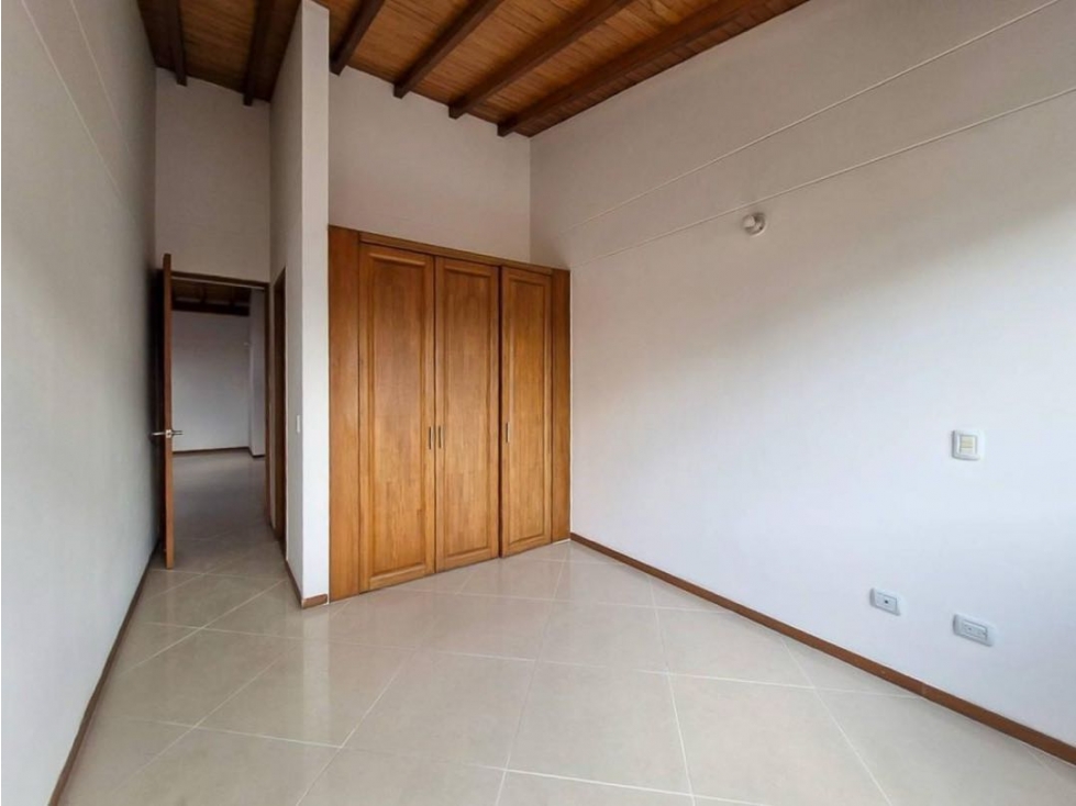 Venta apartamento con balcón. Sabaneta. Udad completa. — foto 4