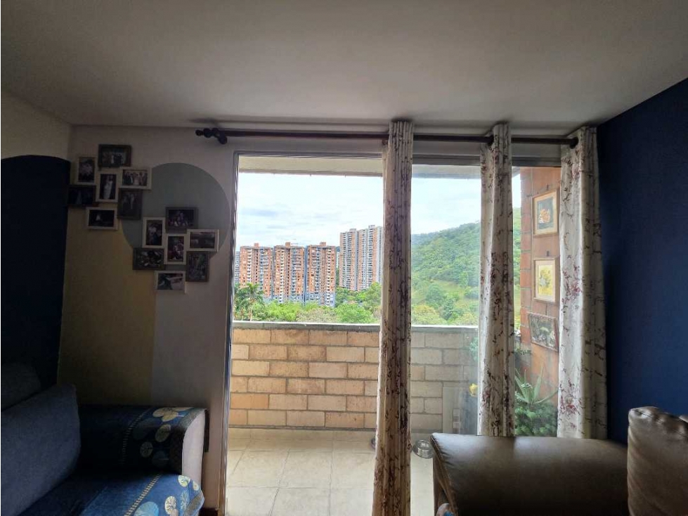 VENTA APARTAMENTO LOMA DE LOS BERNAL UNIDAD COMPLETA Y HERMOSA VISTA — foto 2