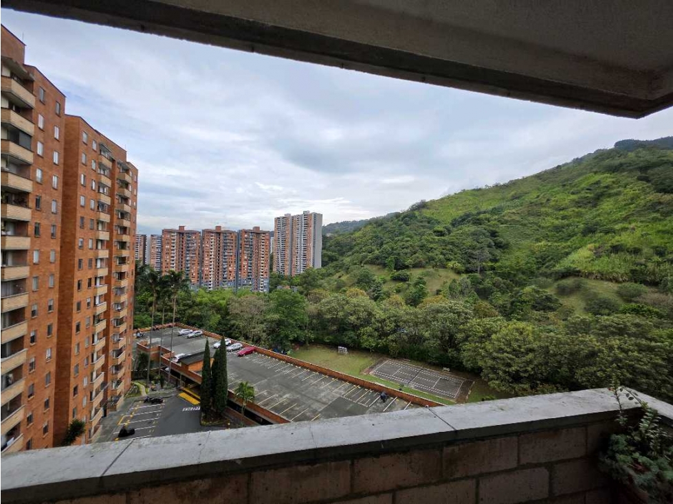 VENTA APARTAMENTO LOMA DE LOS BERNAL UNIDAD COMPLETA Y HERMOSA VISTA — foto 3
