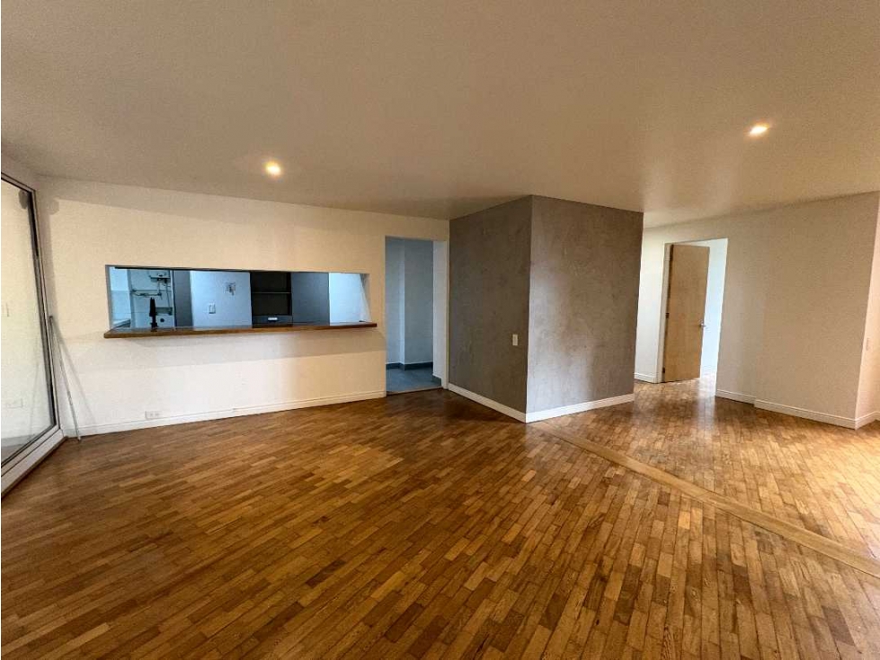 Venta Apartamento Los Balsos El Poblado con amplia terraza cubierta — foto 2