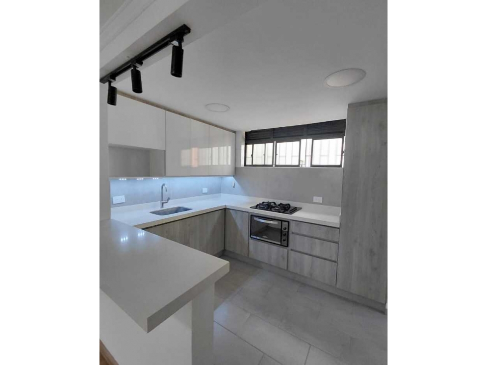 Venta Apartamento Manila cerca Avenida El Poblado en Unidad. REFORMADO