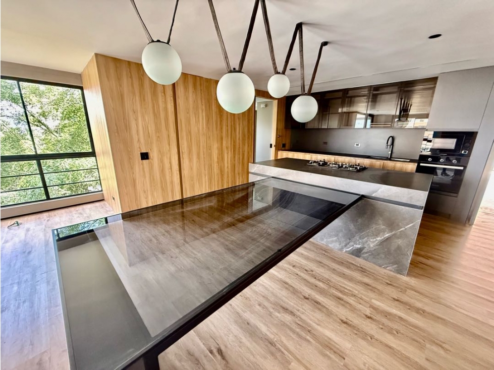 VENTA APARTAMENTO REMODELADO EN EL CORAZÓN DEL POBLADO
