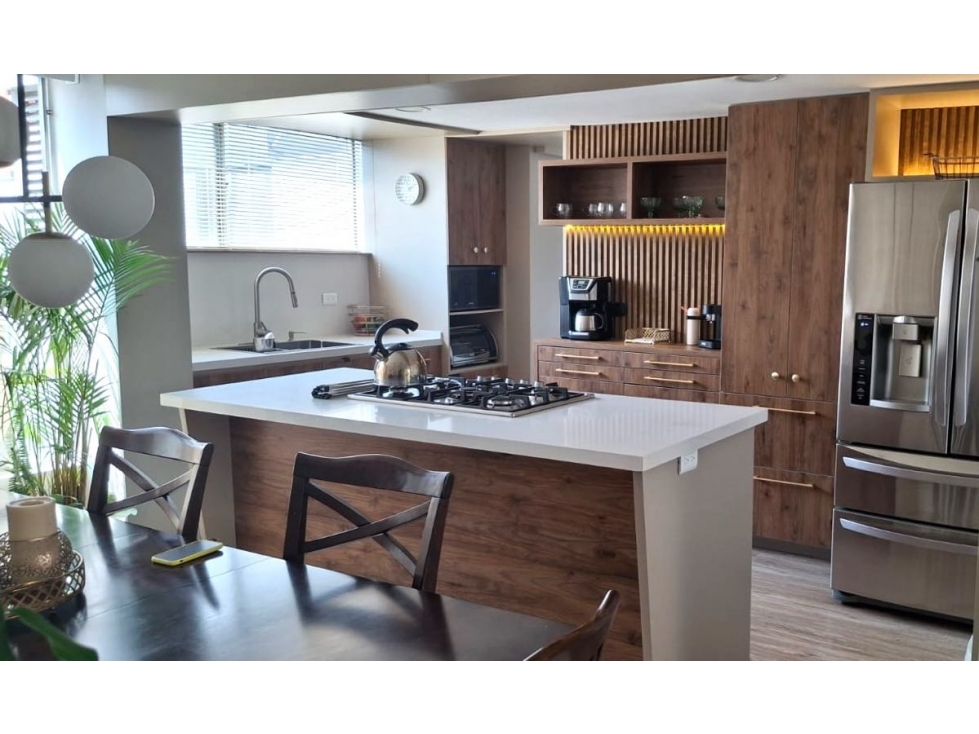Venta apartamento remodelado. El Poblado, Los Balsos. Ud. Piscina.