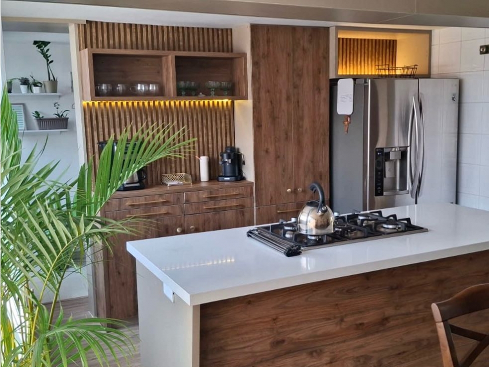 Venta apartamento remodelado. El Poblado, Los Balsos. Ud. Piscina. — foto 2