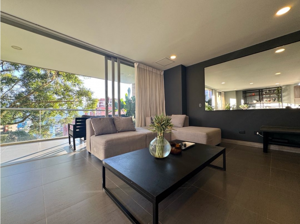 Venta apartamento remodelado, vista panorámica. El Poblado.