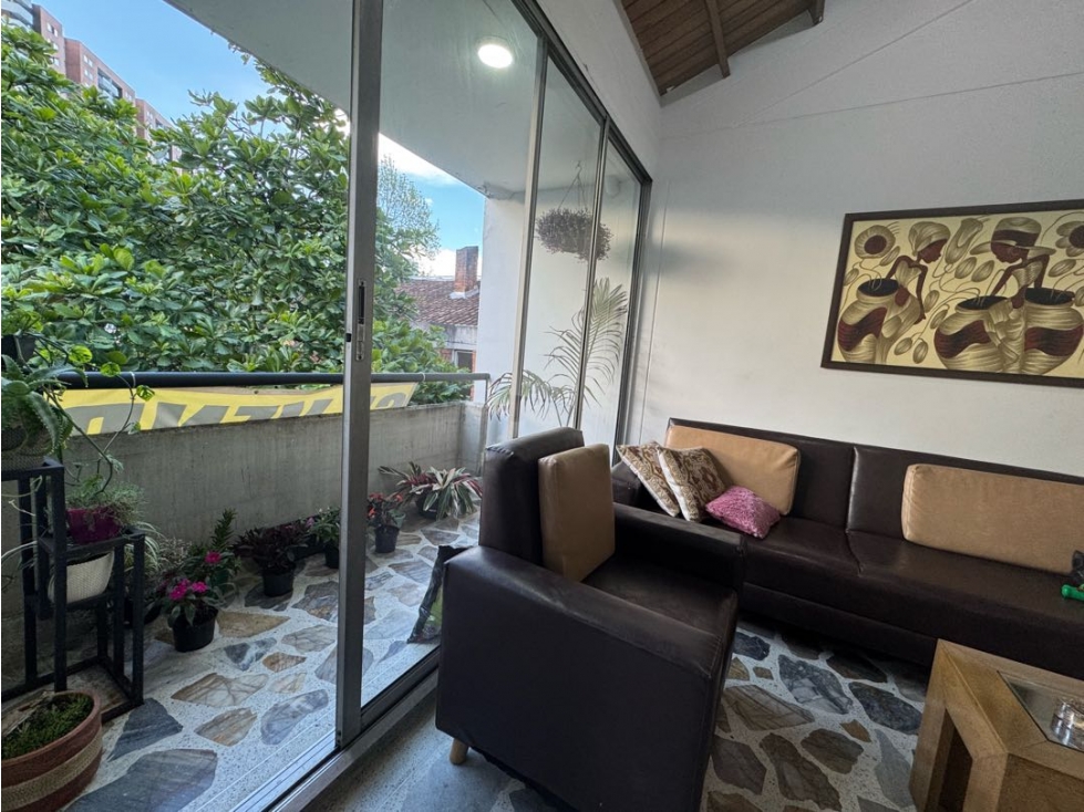 Venta apartamento con balcón. 4to piso sin ascensor. Sector San Diego