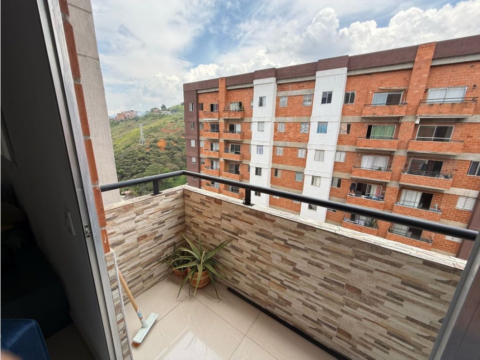 Venta Apartamento Con Cuarto Útil En Toledo Campestre Bello $255M