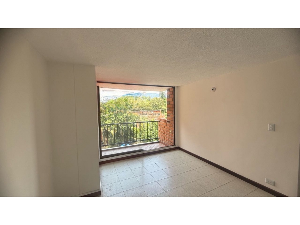 VENTA APARTAMENTO UBICACIÓN ESTRATÉGICA LOS BERNAL POTENCIAL REMODELAR — foto 2