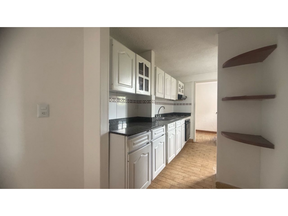 VENTA APARTAMENTO UBICACIÓN ESTRATÉGICA LOS BERNAL POTENCIAL REMODELAR — foto 4