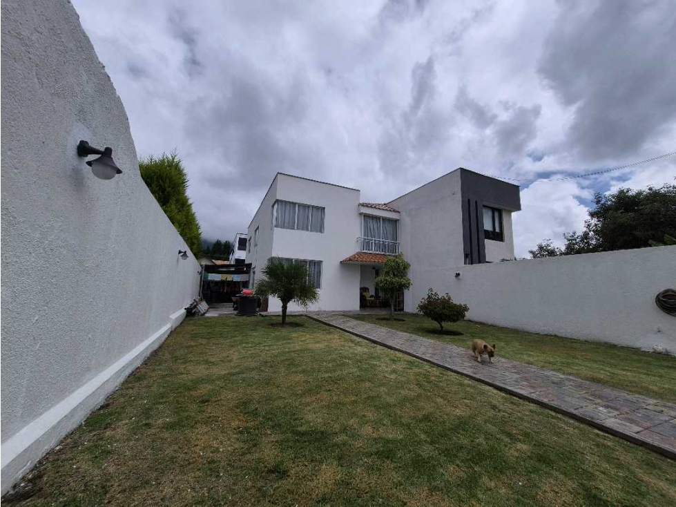 VENTA CASA 2 NIVELES, TERRENO, DORMITORIO EN PB, LUMBISÍ - CUMBAYÁ