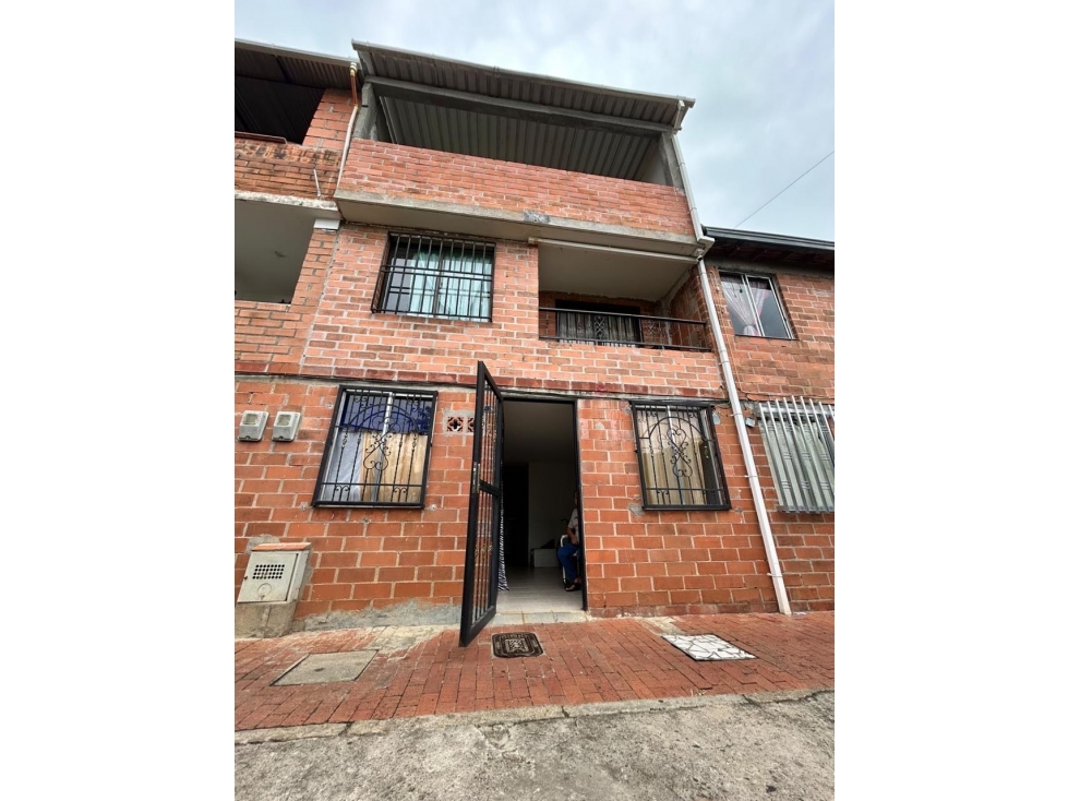 Venta CASA/ 3 pisos BELLO sector El Ducado/ Unidad abierta- Flipping — foto 2
