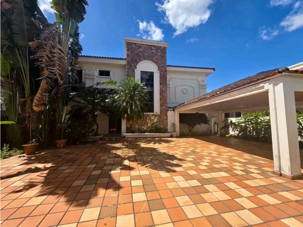 VENTA CASA AMPLIA TRES NIVELES, 607 MT2, CON PISCINA EN BETHANIA LT.