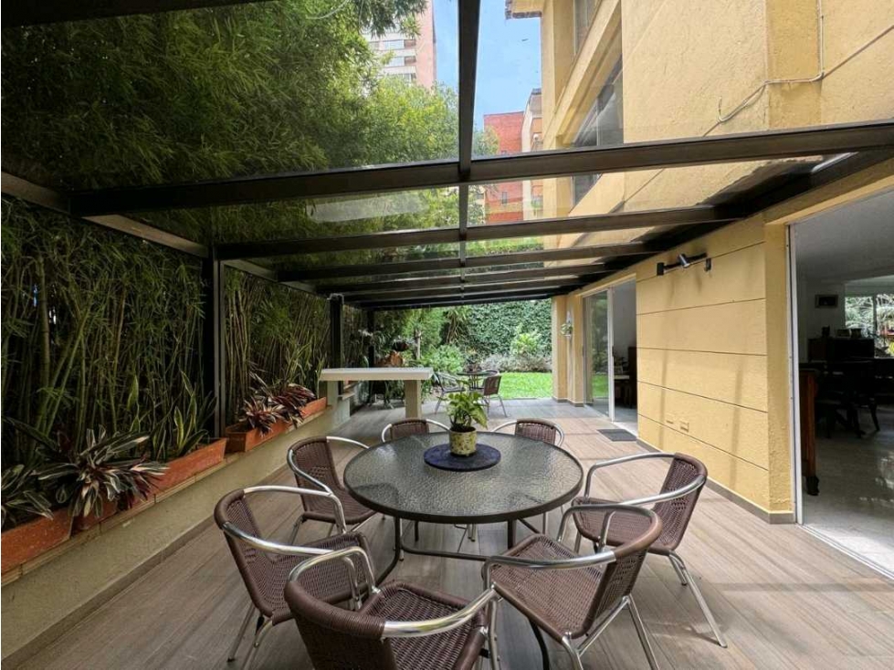 VENTA CASA BARRIO POBLADO GRAN FORMATO 470 MT2 CON JARDIN Y MODERNA — foto 2