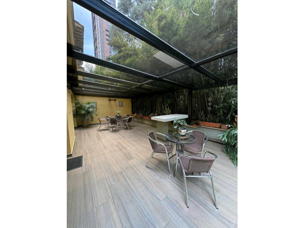 VENTA CASA BARRIO POBLADO GRAN FORMATO 470 MT2 CON JARDIN Y MODERNA — foto 3