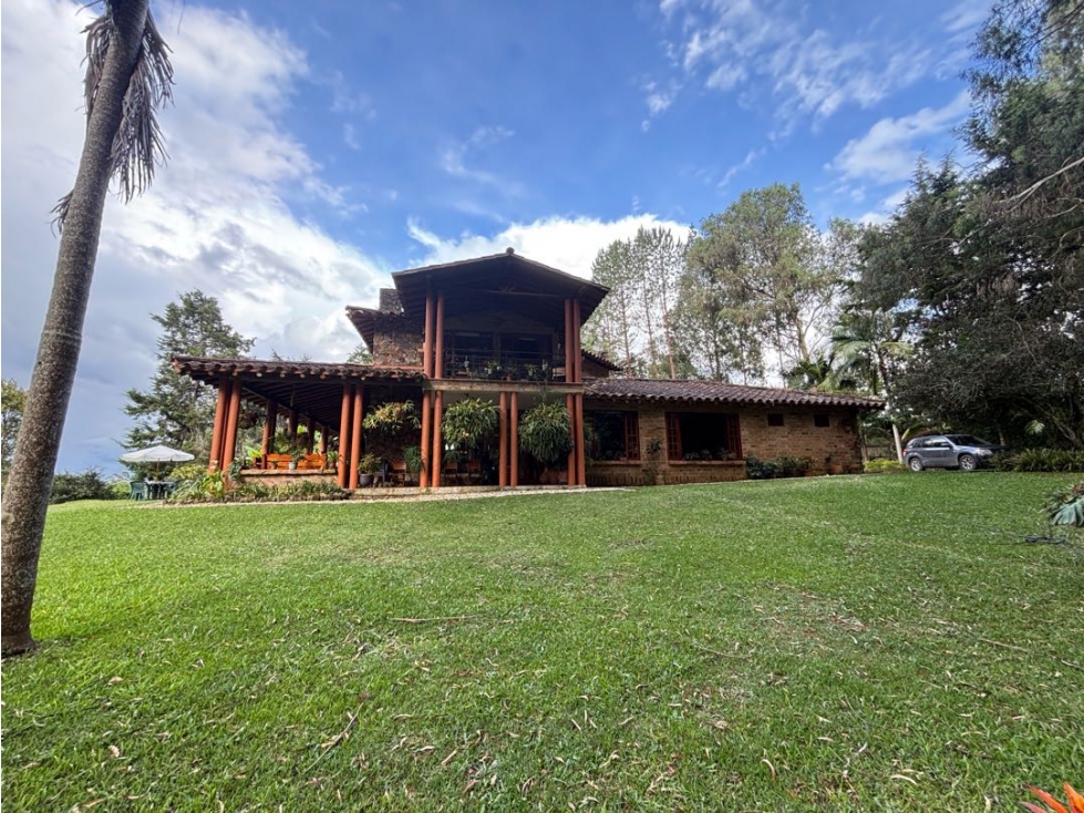 Venta casa campestre en Cabeceras con bosque y agua propia