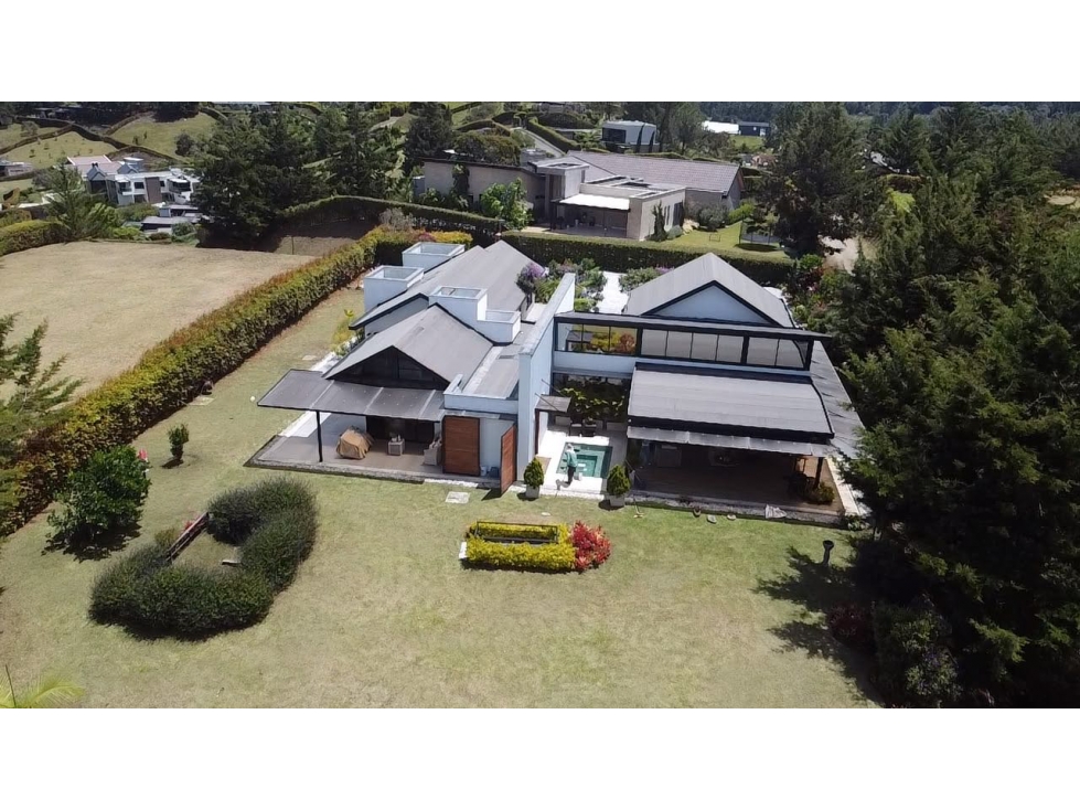 Venta casa campestre en El Carmen de Viboral con jacuzzi y unidad cerr