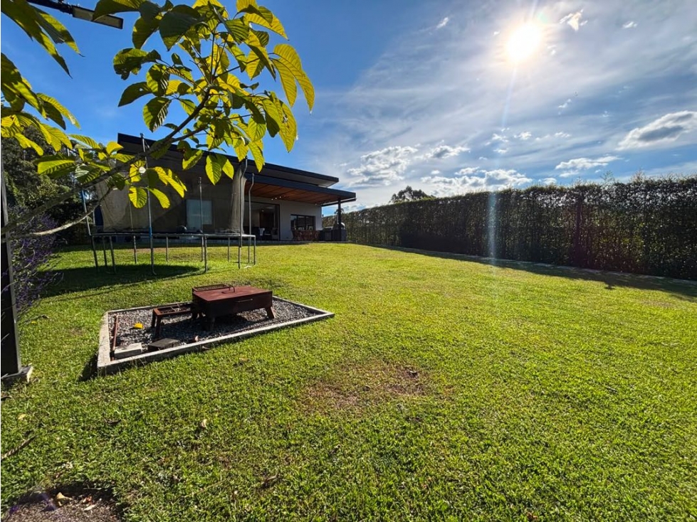 Venta casa campestre en Llanogrande con acceso al lago De 1 nivel