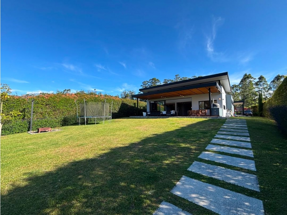 Venta casa campestre en Llanogrande con acceso al lago De 1 nivel — foto 2
