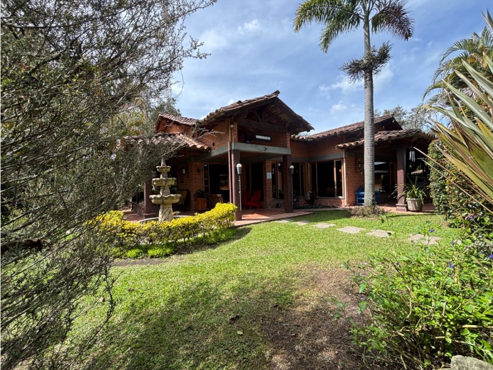 Venta casa campestre en Rionegro con 2 casas en lote plano
