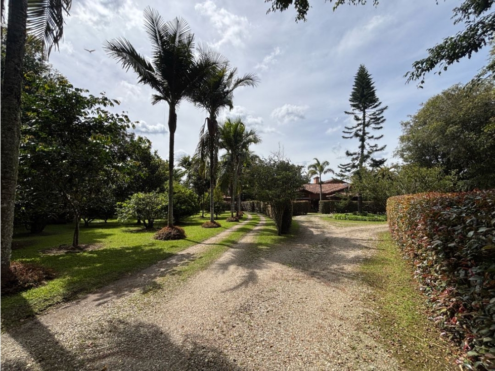 Venta casa campestre en Rionegro con 2 casas en lote plano — foto 3