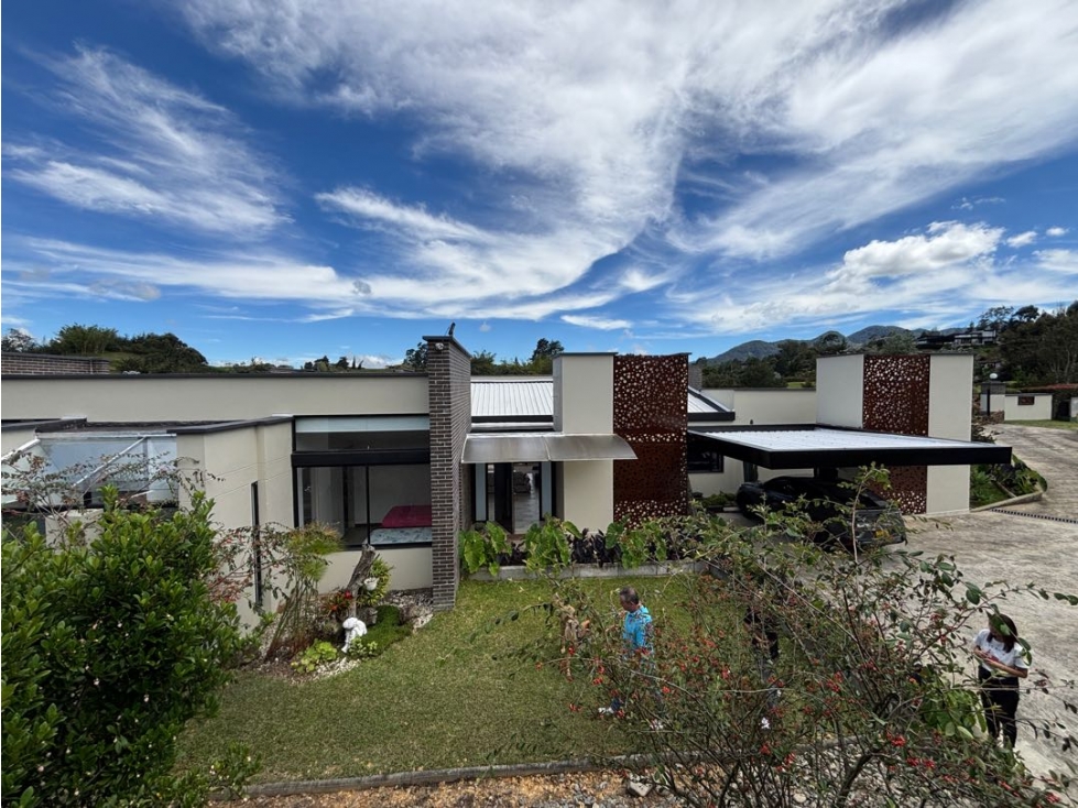 Venta casa campestre en unidad cerrada con lote amplio vista al bosque