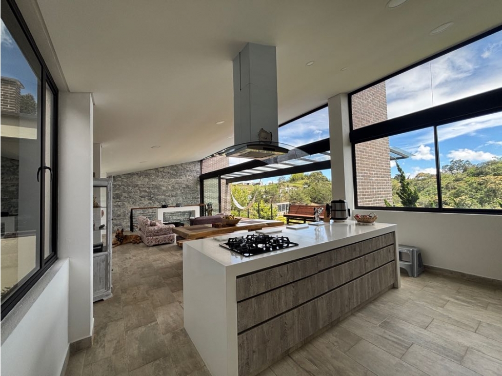 Venta casa campestre en unidad cerrada con lote amplio vista al bosque — foto 3