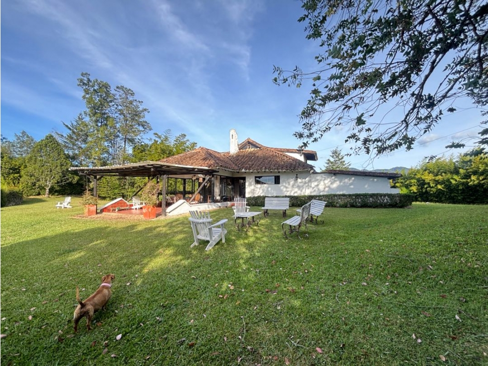 Venta casa campestre en unidad cerrada vía San Antonio La Ceja