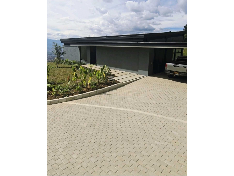 VENTA CASA CAMPESTRE NUEVA EN ENVIGADO CON VISTA A MEDELLIN