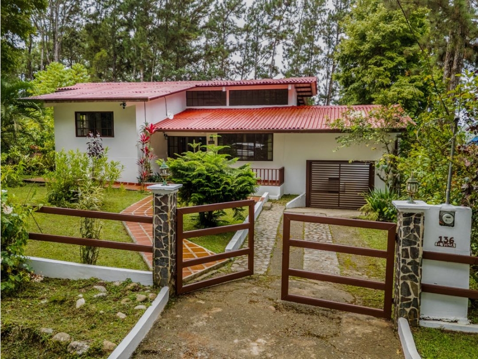 VENTA CASA CERRO AZUL 1,581M2 LUJOSA AMOBLADA CV