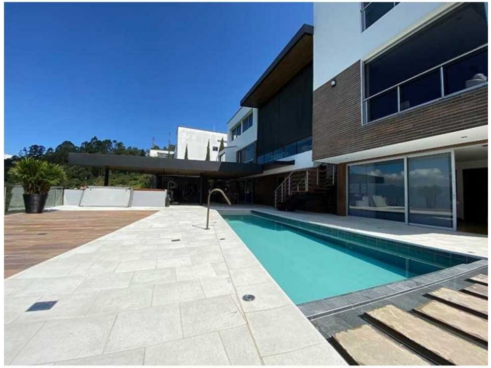 VENTA casa con PISCINA en Las Palmas con hermosa vista a la ciudad.