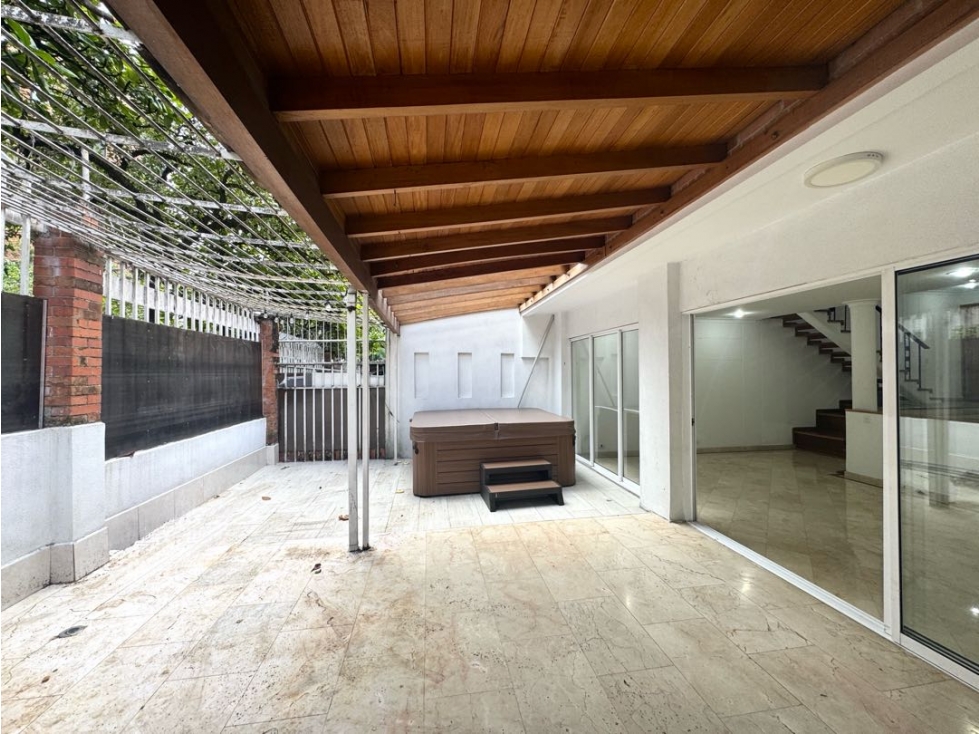 Venta casa con terraza. El Poblado, Sector El Campestre.